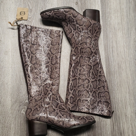 Born Woman Snake Print Boots - Picture 9 of 11